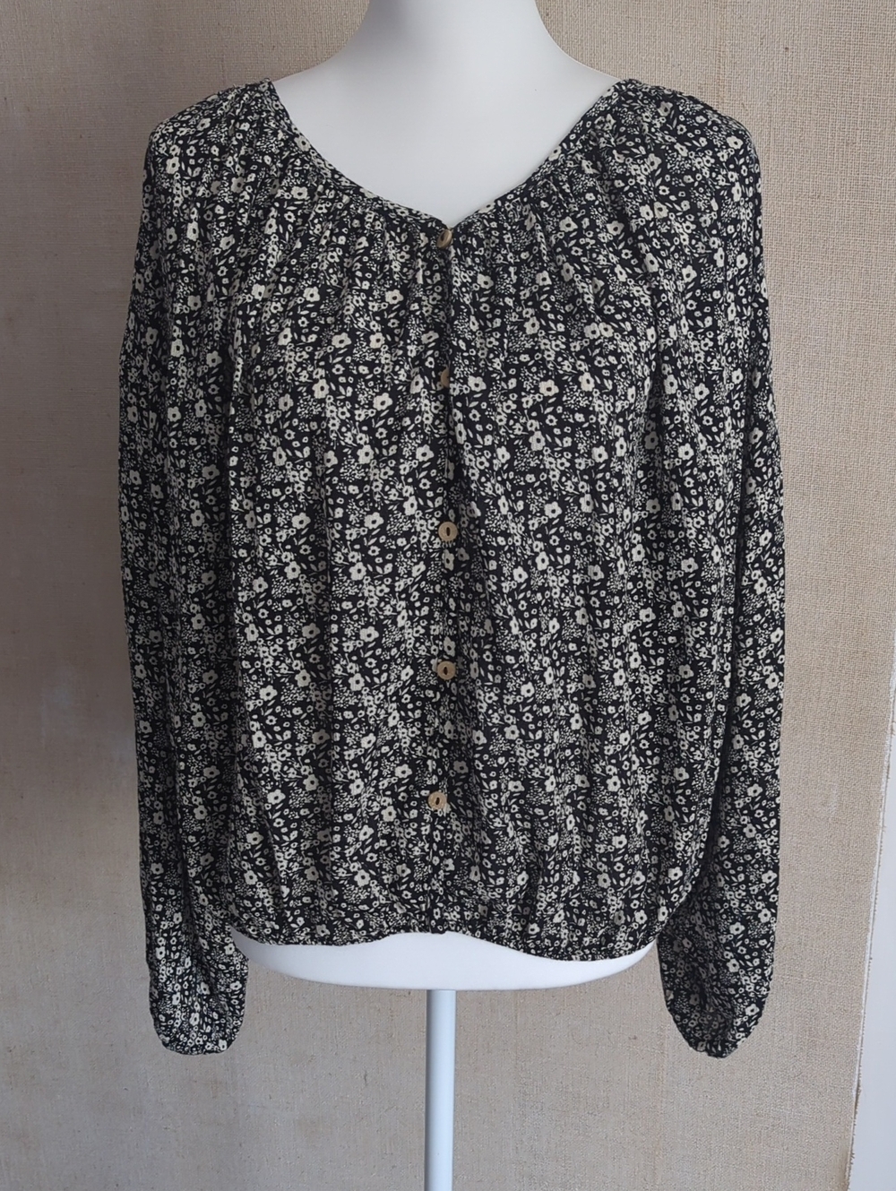 Blu Pepper Black and Cream Ditsy Floral Button-Front Blouse 100% Rayon